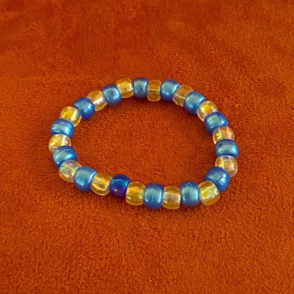 Blue and clear brcaelet with stretchy cord